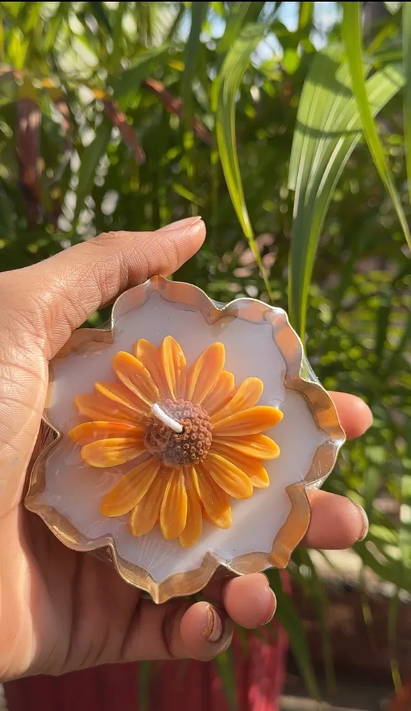 3.5In_Metal_Urli_With_Yellow_Daisy_Candle