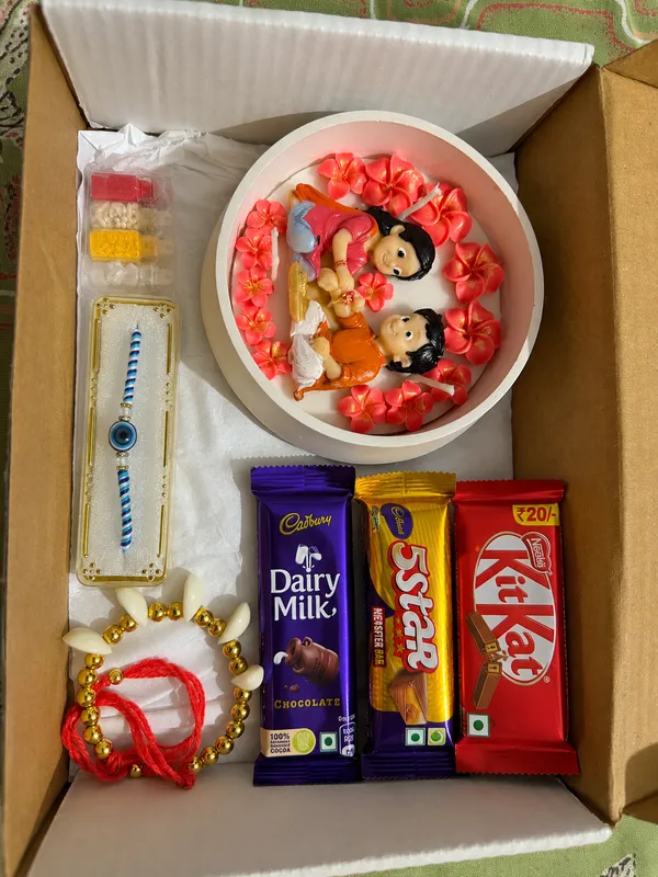 Rakhi_Special_Gift_Box_with_Chocolates_&_Rakhi