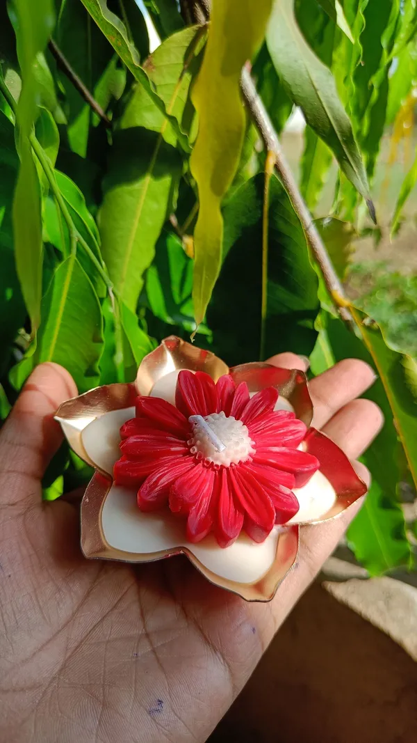 3.5In_Metal_Urli_Withred_Daisy_Candle
