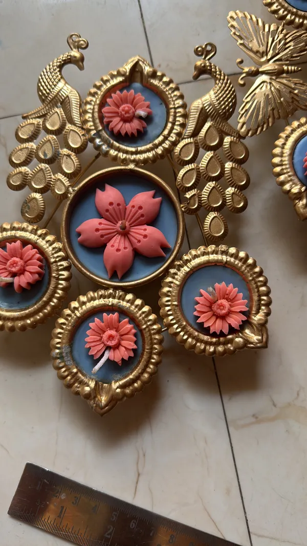 Peacock_Urli_Candle_With_Pink_Daisy