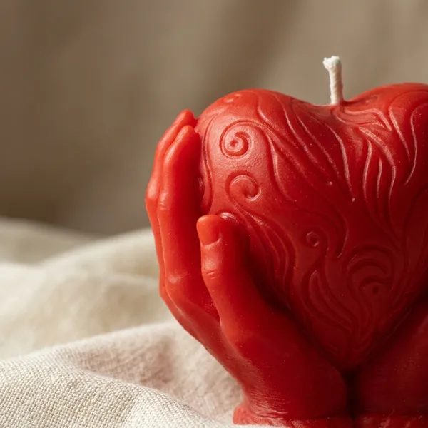 Valentines_Day_Candle_Holding_Heart_Candle_For_Decor