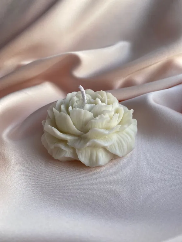 Handmade_White_Rose_Candle_Elegant_Gift_Candle_With_Premium_Net_Wrap