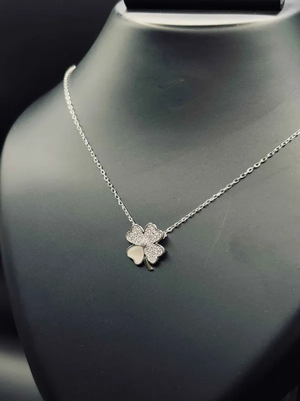 Silver_Pendant_Necklace_For_Women