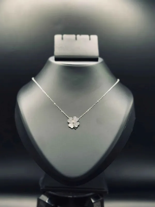 Silver_Pendant_Necklace_For_Women