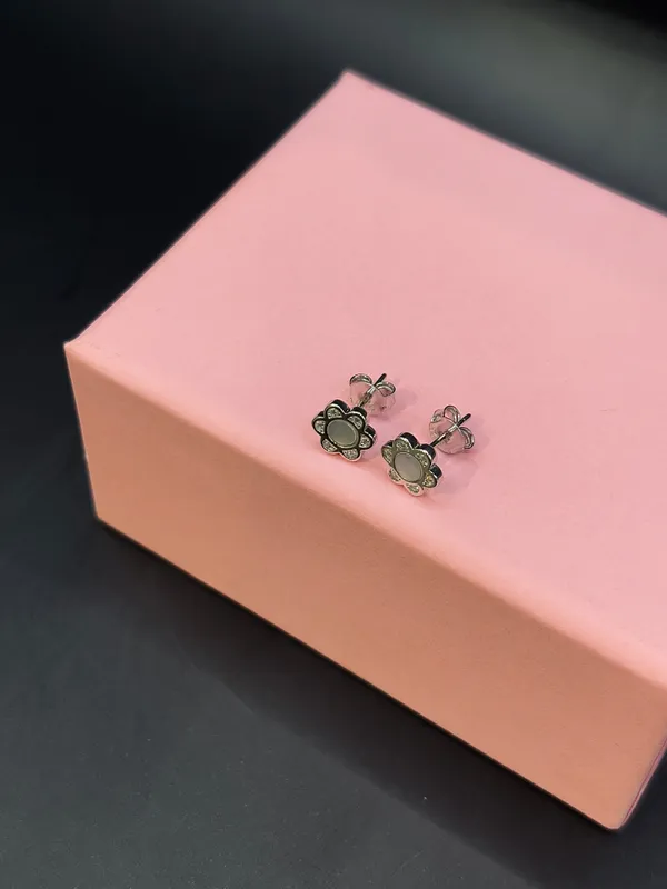 Silver_Stud_Earrings_For_Women