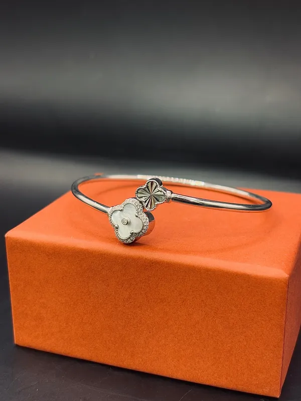 Silver_Bangle_For_Women