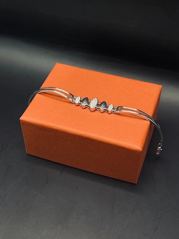 Silver_Bangle_Bracelet_For_Women