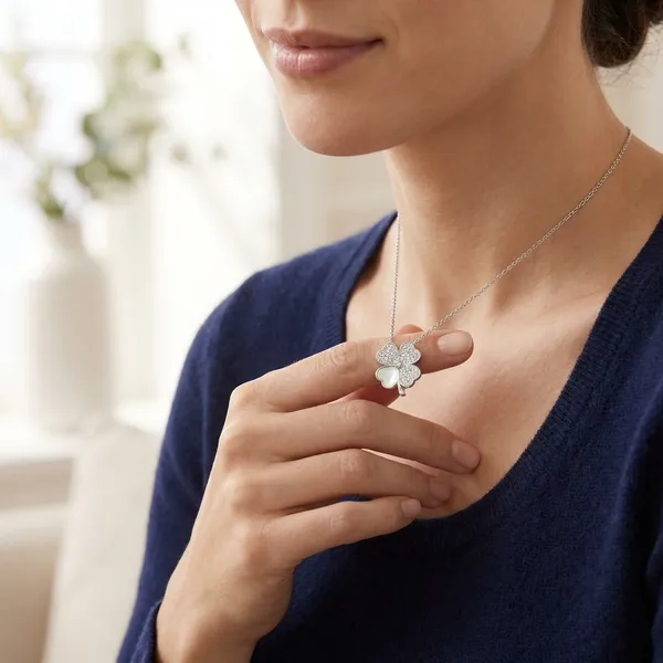 Silver_Pendant_Necklace_For_Women