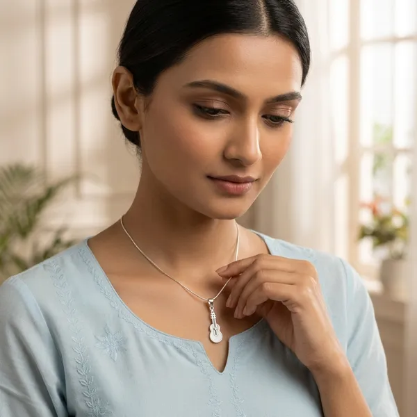 Silver_Pendant_With_Chain_For_Women