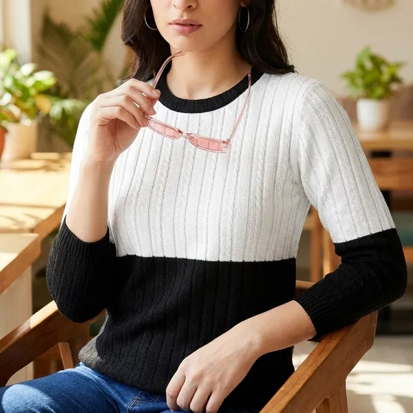 Black_And_White_Trendy_Women_Stylish_Sweatshirt