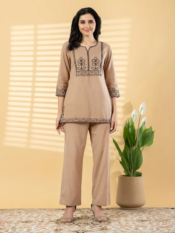 Beige_Embroidered_Kurta_Pajama_Set