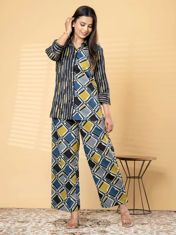 Geometric_Print_Relaxed_Co-Ord_Set_in_Blue_&_Mustard