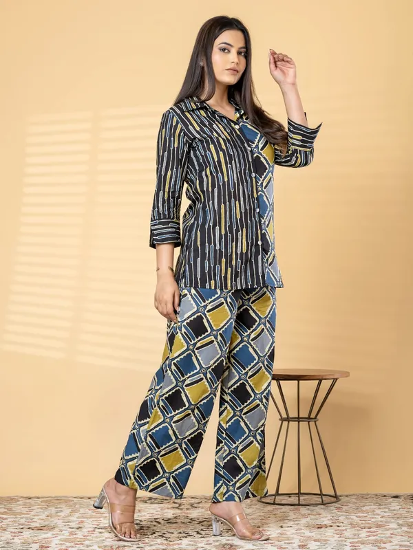 Geometric_Print_Relaxed_Co-Ord_Set_in_Blue_&_Mustard