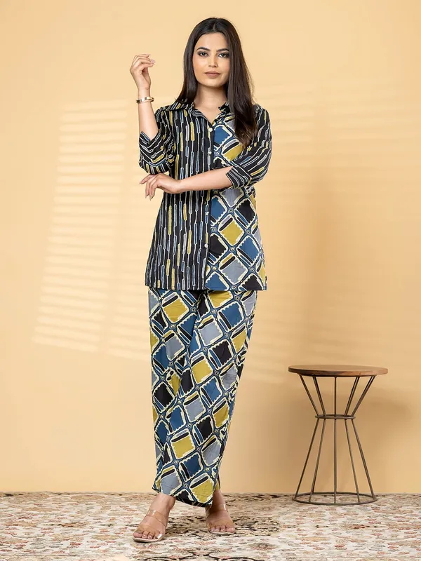 Geometric_Print_Relaxed_Co-Ord_Set_in_Blue_&_Mustard