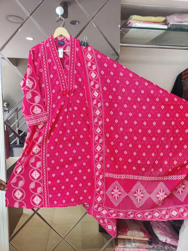Pink_Colour_Bandhani_Print_Traditional_3Pc_Suit_With_Kurti_Pant_And_Dupatta
