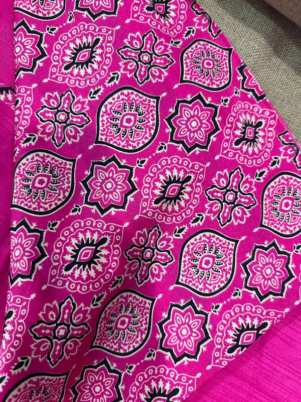 Pink_Modal_Silk_Floral_Saree_With_a_Blouse_Piece_For_Women