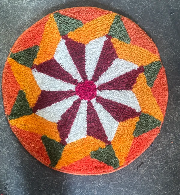 Handcrafted_Circular_Rug_With_Geometric_Floral_Pattern