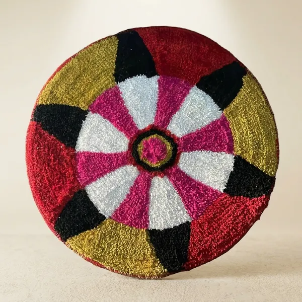 Handcrafted_Circular_Tufted_Rug_With_Multicolor_Geometric_Pattern