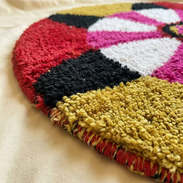 Handcrafted_Circular_Tufted_Rug_With_Multicolor_Geometric_Pattern
