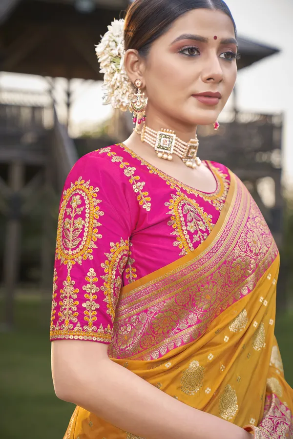 MANOHARI_Most_Trendy_Banarasi_Silk_Woven_Pattern_Jacquard_Saree_for_Women_With_Blouse_Piece