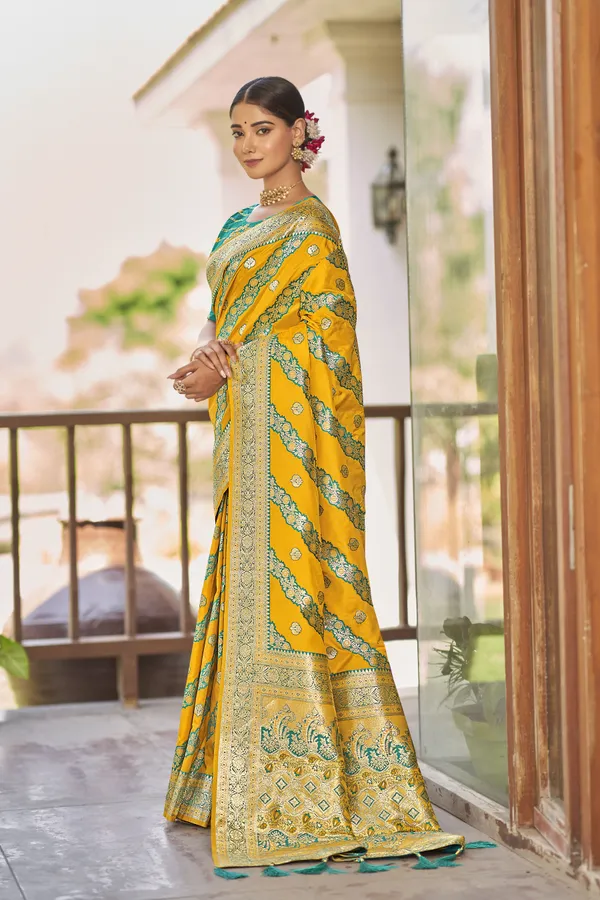 MANOHARI_Most_Trendy_Banarasi_Silk_Woven_Pattern_Jacquard_Work_Saree_for_Women