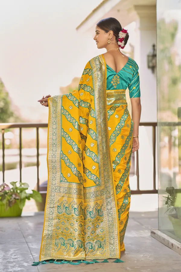 MANOHARI_Most_Trendy_Banarasi_Silk_Woven_Pattern_Jacquard_Work_Saree_for_Women