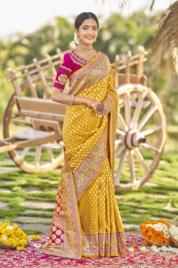 MANOHARI_adorable_woven_pattern_Banarasi_Silk_saree_for_women_with_Blouse_Piece