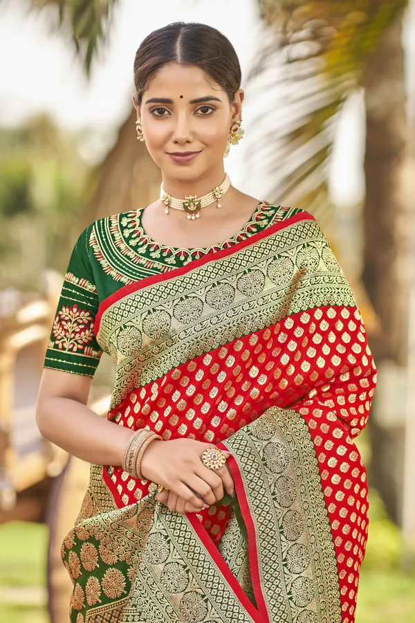 MANOHARI_Adorable_Woven_Pattern_Banarasi_Silk_Saree_For_Women_With_Blouse_Piece