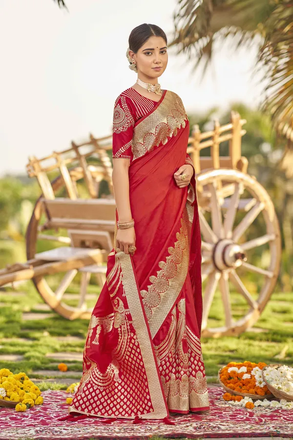 MANOHARI_adorable_woven_pattern_Banarasi_Silk_saree_for_women_with_Blouse_Piece