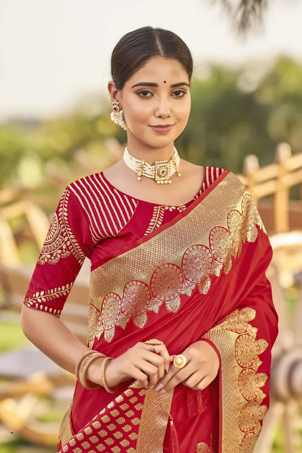 MANOHARI_adorable_woven_pattern_Banarasi_Silk_saree_for_women_with_Blouse_Piece