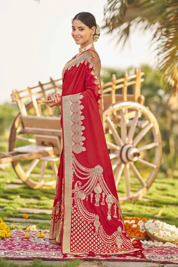 MANOHARI_adorable_woven_pattern_Banarasi_Silk_saree_for_women_with_Blouse_Piece