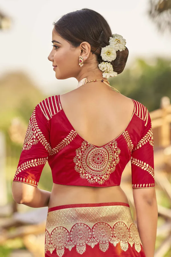 MANOHARI_adorable_woven_pattern_Banarasi_Silk_saree_for_women_with_Blouse_Piece