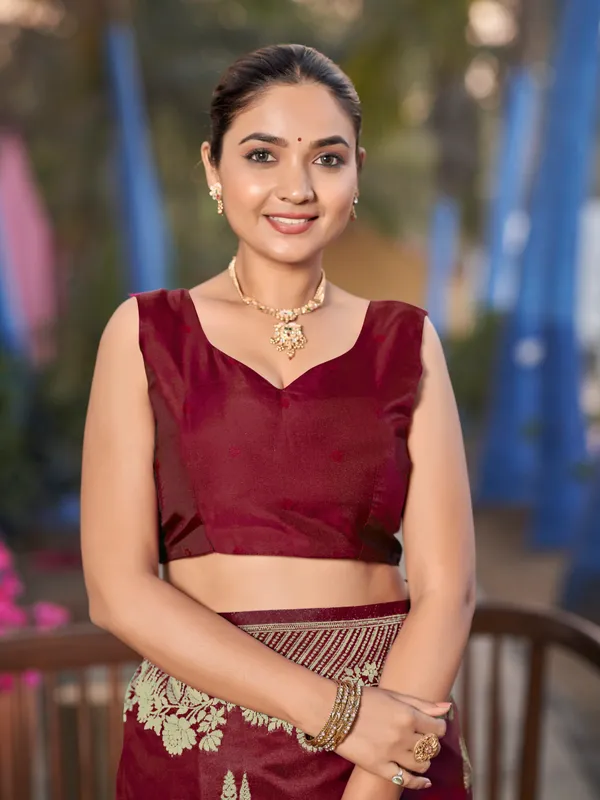 Manohari_Womens_Most_Trendy_Banarasi_Woven_Maroon_Saree_With_Heavy_Jacquard_Work_Saree_With_Blouse_Piece