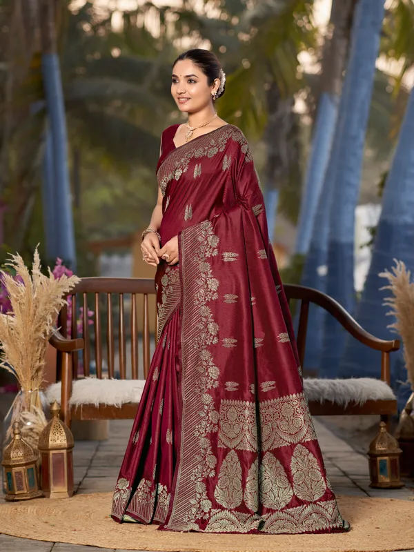Manohari_Womens_Most_Trendy_Banarasi_Woven_Maroon_Saree_With_Heavy_Jacquard_Work_Saree_With_Blouse_Piece