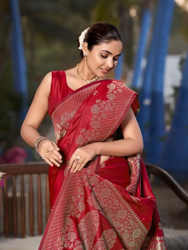 Manohari_Womens_Most_Trendy_Banarasi_Woven_Red_Saree_With_Heavy_Jacquard_Work_Saree_With_Blouse_Piece