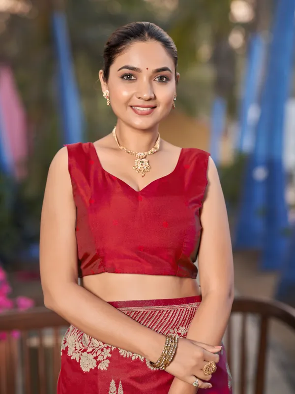 Manohari_Womens_Most_Trendy_Banarasi_Woven_Red_Saree_With_Heavy_Jacquard_Work_Saree_With_Blouse_Piece