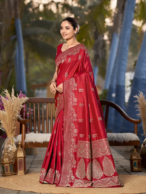 Manohari_Womens_Most_Trendy_Banarasi_Woven_Red_Saree_With_Heavy_Jacquard_Work_Saree_With_Blouse_Piece
