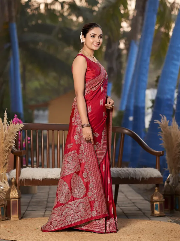 Manohari_Womens_Most_Trendy_Banarasi_Woven_Red_Saree_With_Heavy_Jacquard_Work_Saree_With_Blouse_Piece