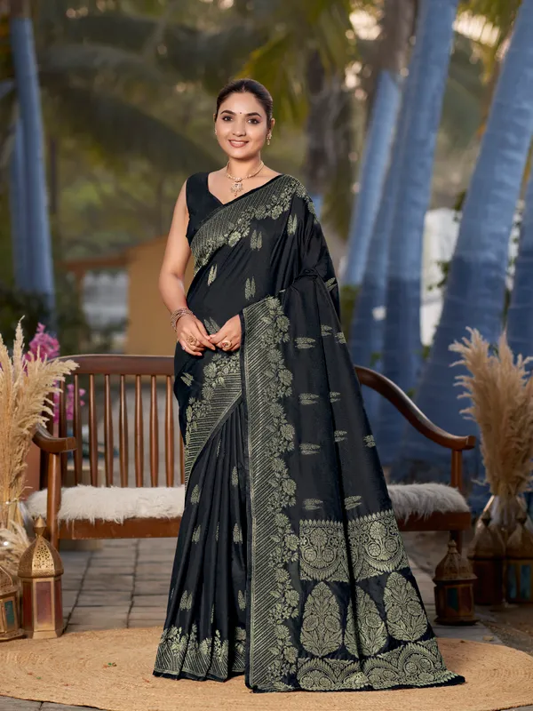 Manohari_Womens_Most_Trendy_Banarasi_Woven_Black_Saree_With_Heavy_Jacquard_Work_Saree_With_Blouse_Piece
