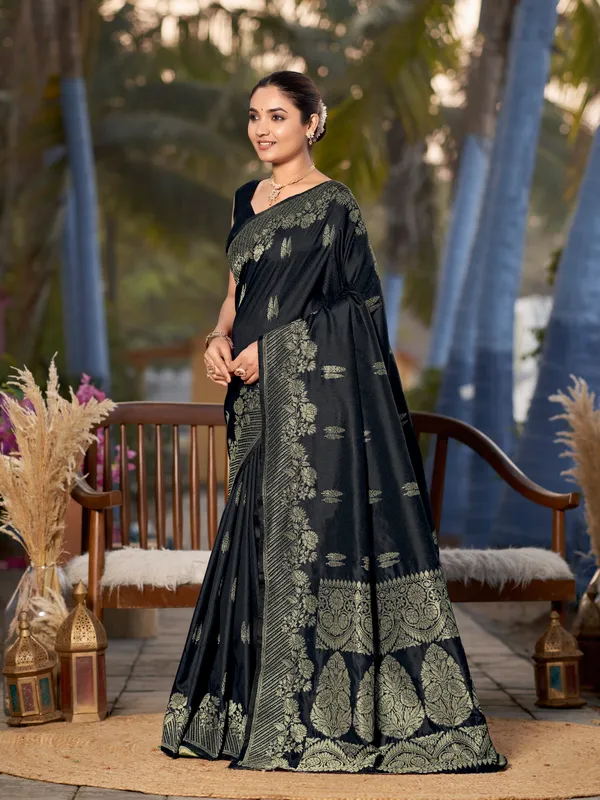 Manohari_Womens_Most_Trendy_Banarasi_Woven_Black_Saree_With_Heavy_Jacquard_Work_Saree_With_Blouse_Piece