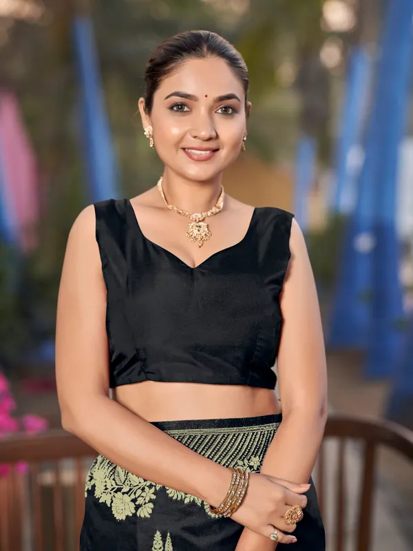 Manohari_Womens_Most_Trendy_Banarasi_Woven_Black_Saree_With_Heavy_Jacquard_Work_Saree_With_Blouse_Piece