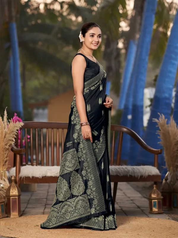 Manohari_Womens_Most_Trendy_Banarasi_Woven_Black_Saree_With_Heavy_Jacquard_Work_Saree_With_Blouse_Piece