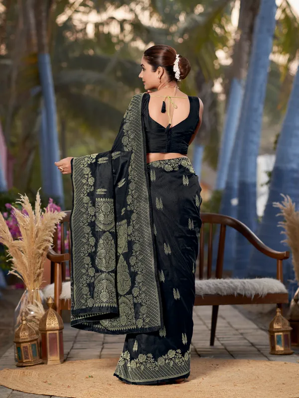 Manohari_Womens_Most_Trendy_Banarasi_Woven_Black_Saree_With_Heavy_Jacquard_Work_Saree_With_Blouse_Piece