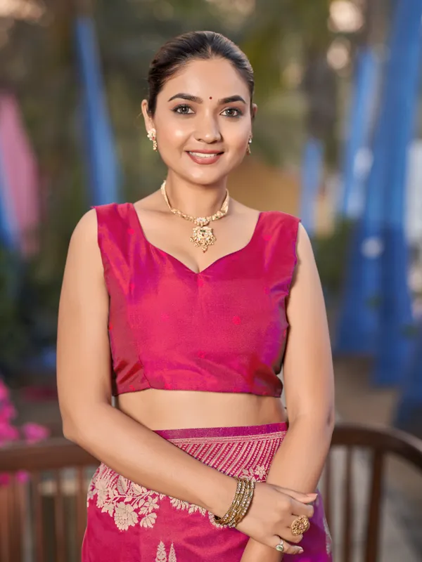 Manohari_Womens_Most_Trendy_Banarasi_Woven_Pink_Saree_With_Heavy_Jacquard_Work_Saree_With_Blouse_Piece