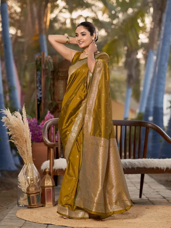 Manohari_Womens_Most_Trendy_Banarasi_Woven_Mustard_Yellow_Saree_With_Heavy_Jacquard_Work_Saree_With_Blouse_Piece
