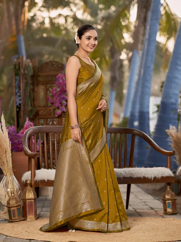 Manohari_Womens_Most_Trendy_Banarasi_Woven_Mustard_Yellow_Saree_With_Heavy_Jacquard_Work_Saree_With_Blouse_Piece