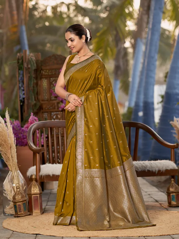 Manohari_Womens_Most_Trendy_Banarasi_Woven_Mustard_Yellow_Saree_With_Heavy_Jacquard_Work_Saree_With_Blouse_Piece