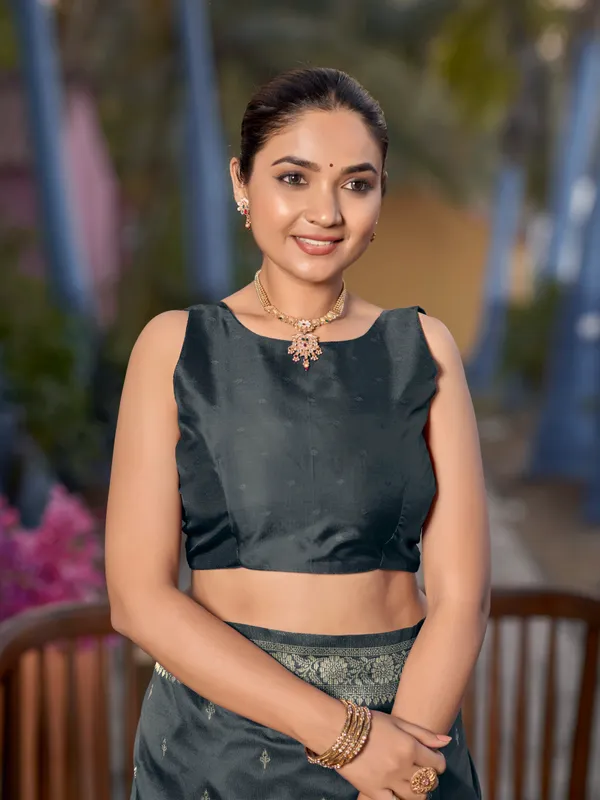 Manohari_Womens_Most_Trendy_Banarasi_Woven_Grey_Saree_With_Heavy_Jacquard_Work_Saree_With_Blouse_Piece