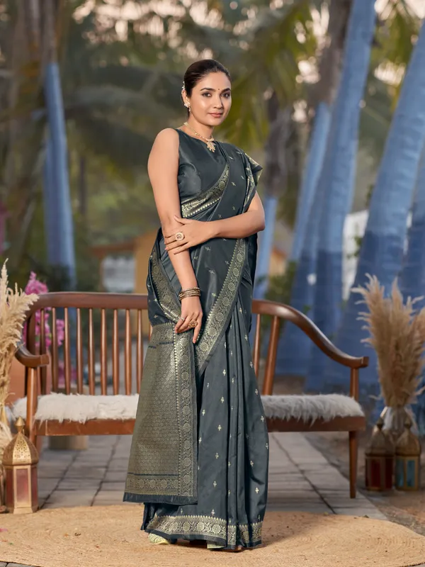 Manohari_Womens_Most_Trendy_Banarasi_Woven_Grey_Saree_With_Heavy_Jacquard_Work_Saree_With_Blouse_Piece