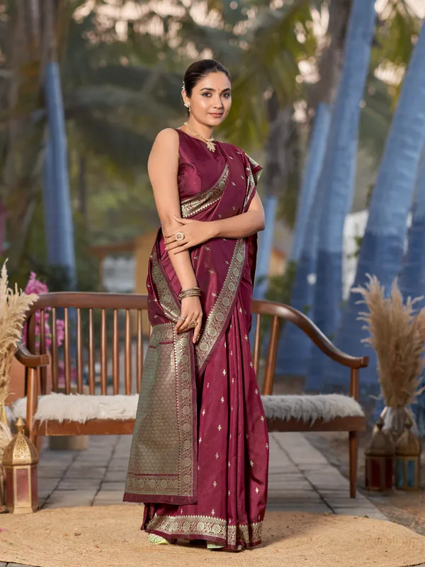 Manohari_Womens_Most_Trendy_Banarasi_Woven_Maroon_Saree_With_Heavy_Jacquard_Work_Saree_With_Blouse_Piece